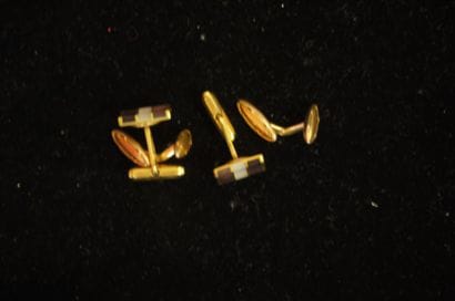 Deux paires de boutons de manchette en métal...