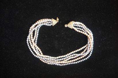 Collier de perles fantaisies.
Cinq rangs...