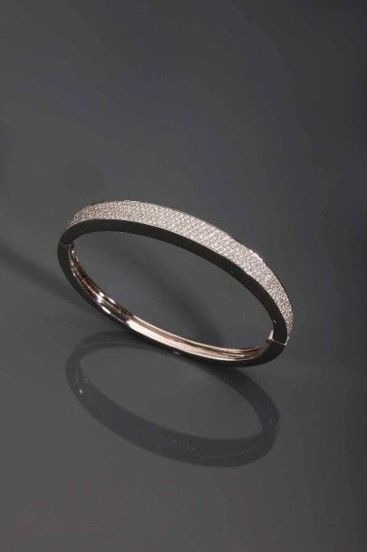 Bracelet jonc ouvrant en or blanc 18K (750°/00)...