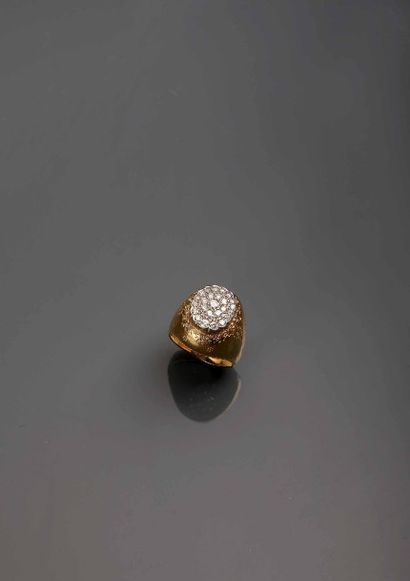 Bague chevalière en or amati et ciselé 18K...