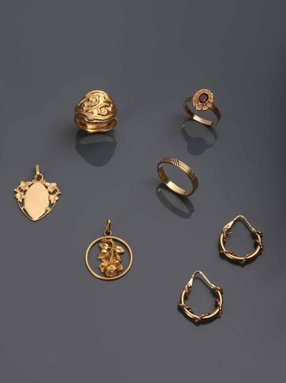 Lot de bijoux en or jaune 18K (750°/00) composé...
