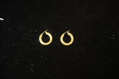 Une paire de boucles d'oreille créoles en...