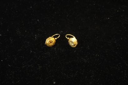 Une paire de boucles d'oreille en or jaune...
