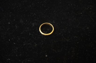 Une paire de boucles d'oreille en or jaune...