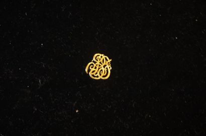 Une paire de boucles d'oreille en or jaune...