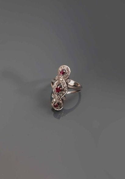 Bague en or blanc 18K (750°/00) à décor de...