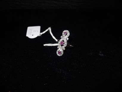 Bague en or blanc 18K (750°/00) à décor de...