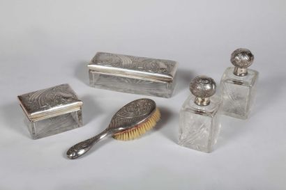 Nécessaire de toilette composé de 2 boites,...