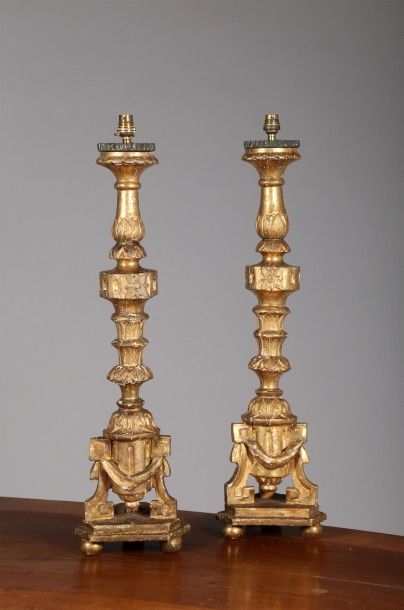 Paire de pique-cierges d'autel en bois richement...