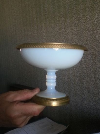 Coupe sur pied en opaline crème, monture...