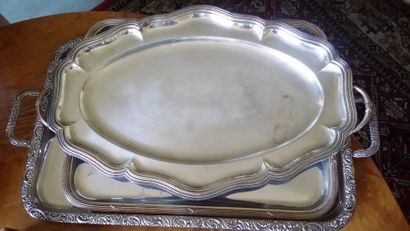 Un plat ovale en métal argenté bord contours...