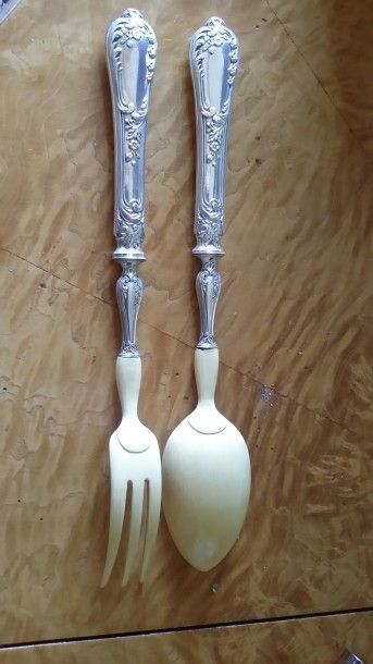 Un couvert à salade en argent fourré et matière...