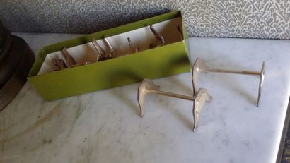 8 Porte-couteaux en métal argenté, époque...