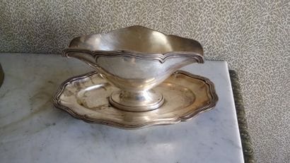 Une saucière à plateau adhérent en métal...