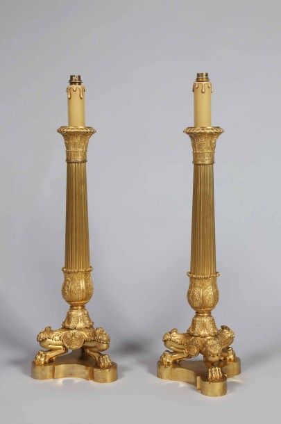 Paire de candélabres. En bronze et laiton...