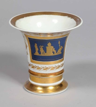Cache-pot tulipe. En porcelaine blanche,...