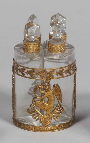 Nécessaire à parfums. Formé de 4 flacons...