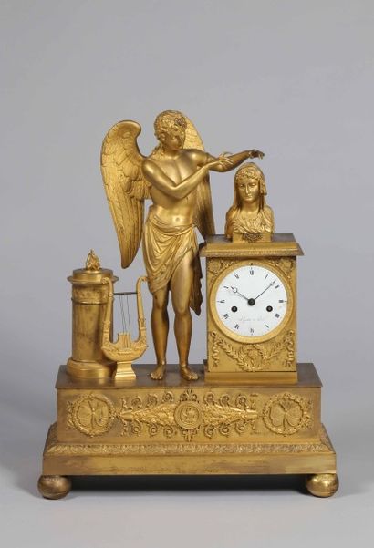 Pendule borne. En bronze ciselé et doré....