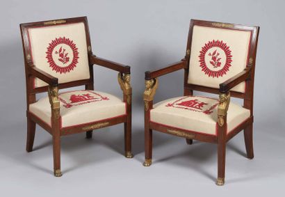 Paire d'imposants fauteuils à dossier droit...