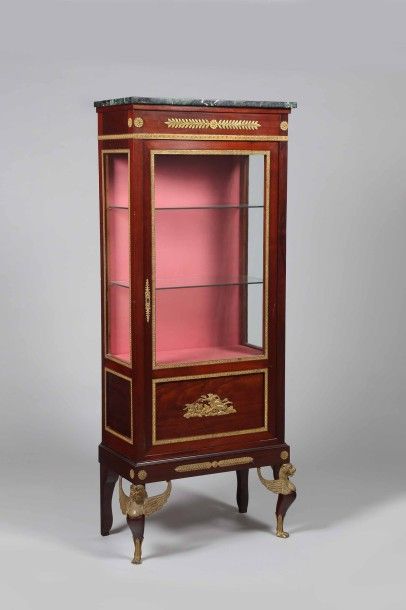 Petite vitrine en acajou à 3 côtés vitrés...