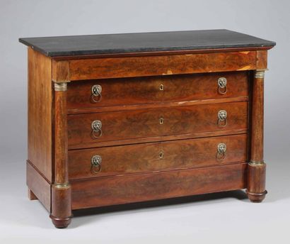Commode droite à 4 tiroirs en acajou flammé....