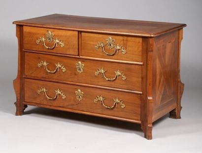 *Commode galbée sur trois côtés en noyer...