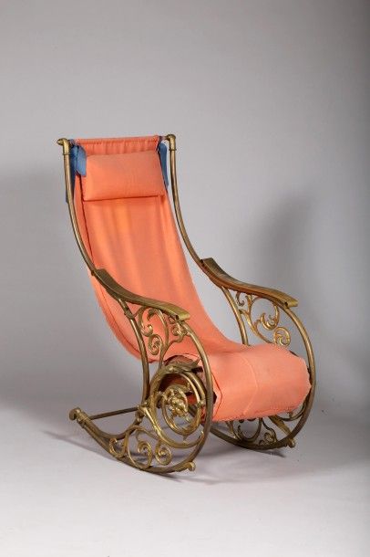 *Fauteuil à bascule en cuivre doré, décor...