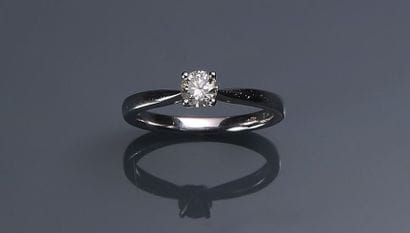 Bague solitaire en or blanc 18K (750°/00)...