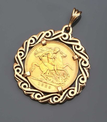 Pendentif en or jaune 18K (750°/00) retenant...