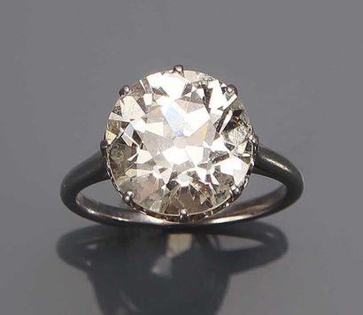 Bague solitaire en or blanc 18K (750°/00)...