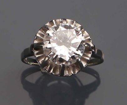 Bague solitaire en or blanc 18K (750°/00)...