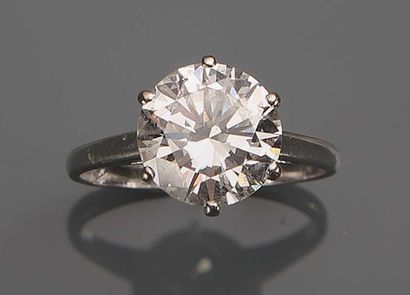 Bague solitaire en or blanc 18K (750°/00)...