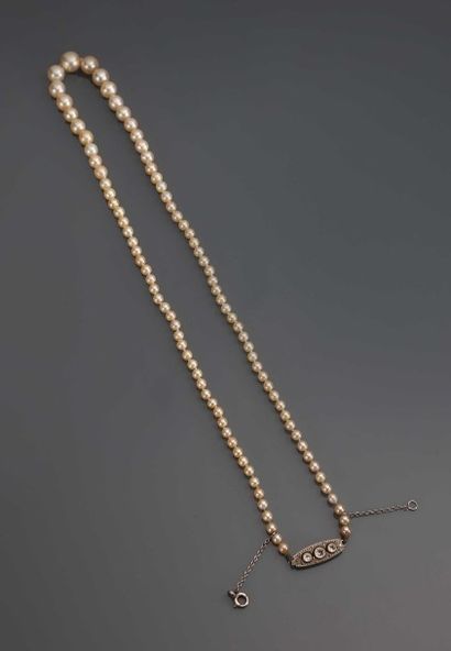 Collier composé de 93 perles fines en chute
Diam....