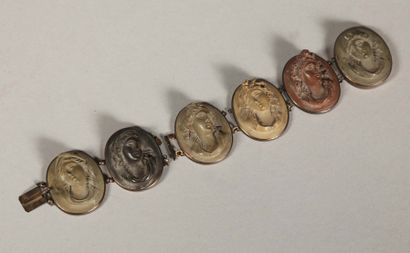 Bracelet à 6 médaillons en lave à décor de...