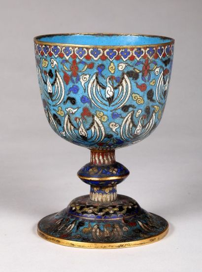 Coupe sur piédouche en cuivre et émaux cloisonnés...