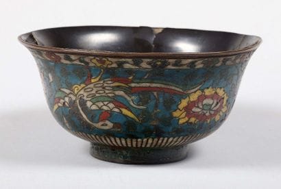 Coupe en cuivre et émaux cloisonnés polychromes...