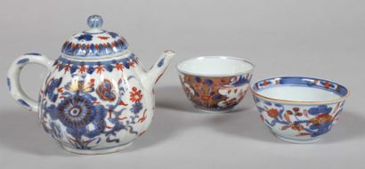 Petite théière de forme godronnée en porcelaine...