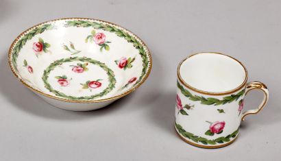 Tasse litron et sa sous tasse. Porcelaine...
