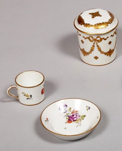 Minuscule tasse et sa sous tasse en porcelaine...