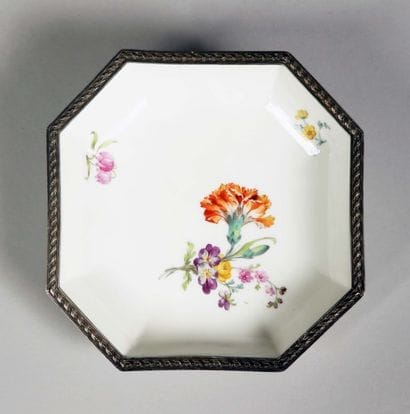 Coupe en porcelaine à 8 pans, décor en qualité...
