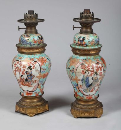 Paire de lampes à pétrole en porcelaine aux...