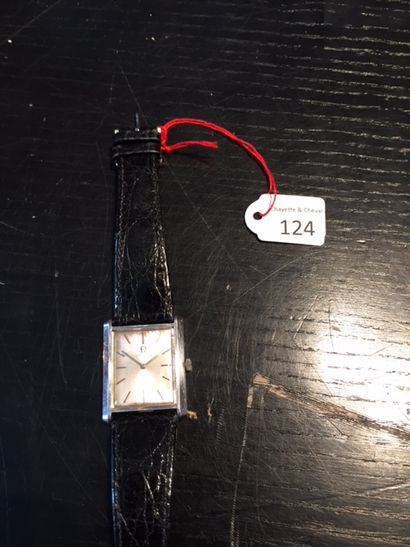 OMEGA
Montre rectangulaire en acier.