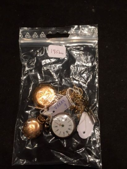Trois montres de col, quatre clés de montre...