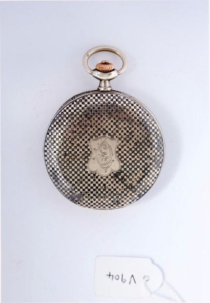 Montre-tachymètre en argent niellé, signée...