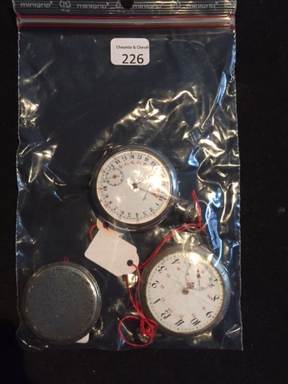 Trois montres en argent à boîtier décoré...