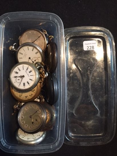 Douze montres de gousset en argent et métal...