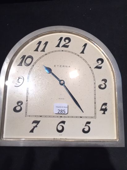 Grande pendulette de bureau de forme arrondie...