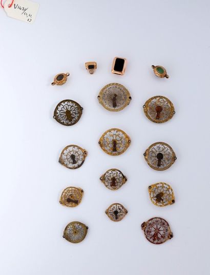 Douze coqs de montre et quatre glisseurs...