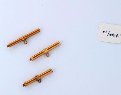 Trois clefs de montre cylindriques en or...