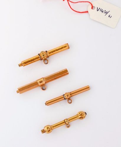 Quatre clefs de montre cylindriques en or...